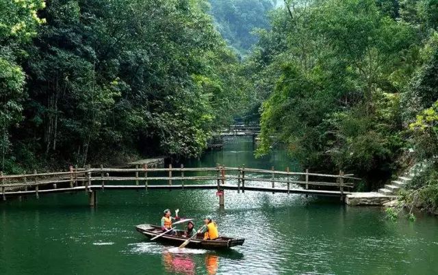 原生態體驗遊覽區隱逸於茫茫天子山脈中,【萬綠穀風景區】位於廣東省